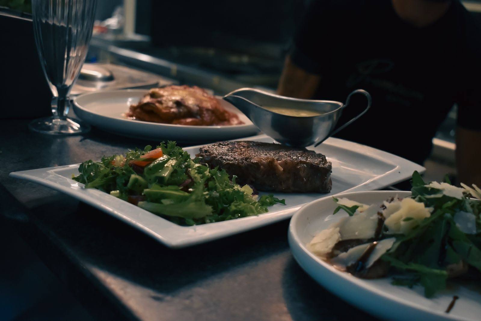 Assiettes prêtes à partir en salle, au passe
