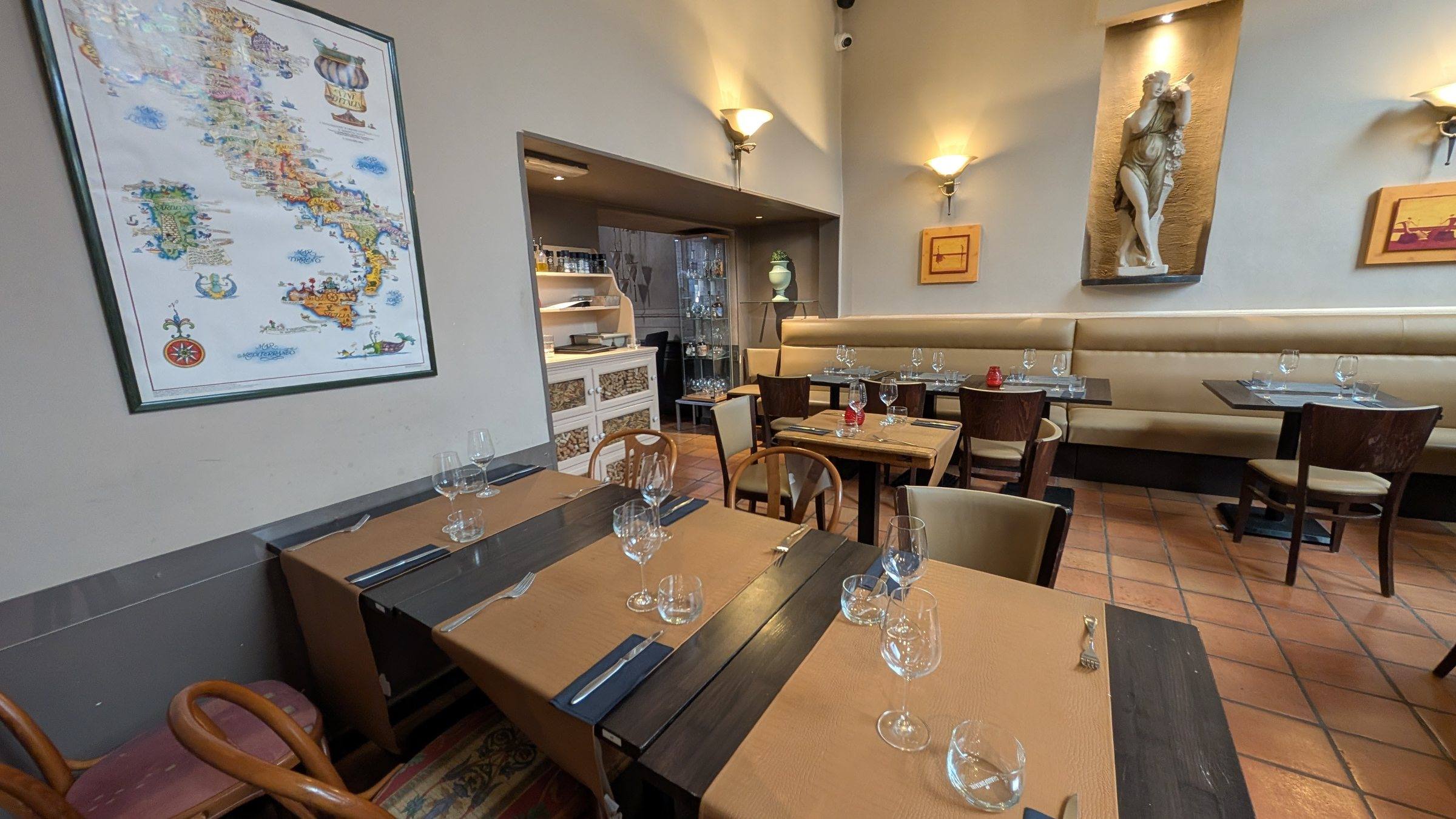 La salle d'I Giardini, banquettes et statue dans sa niche éclairée