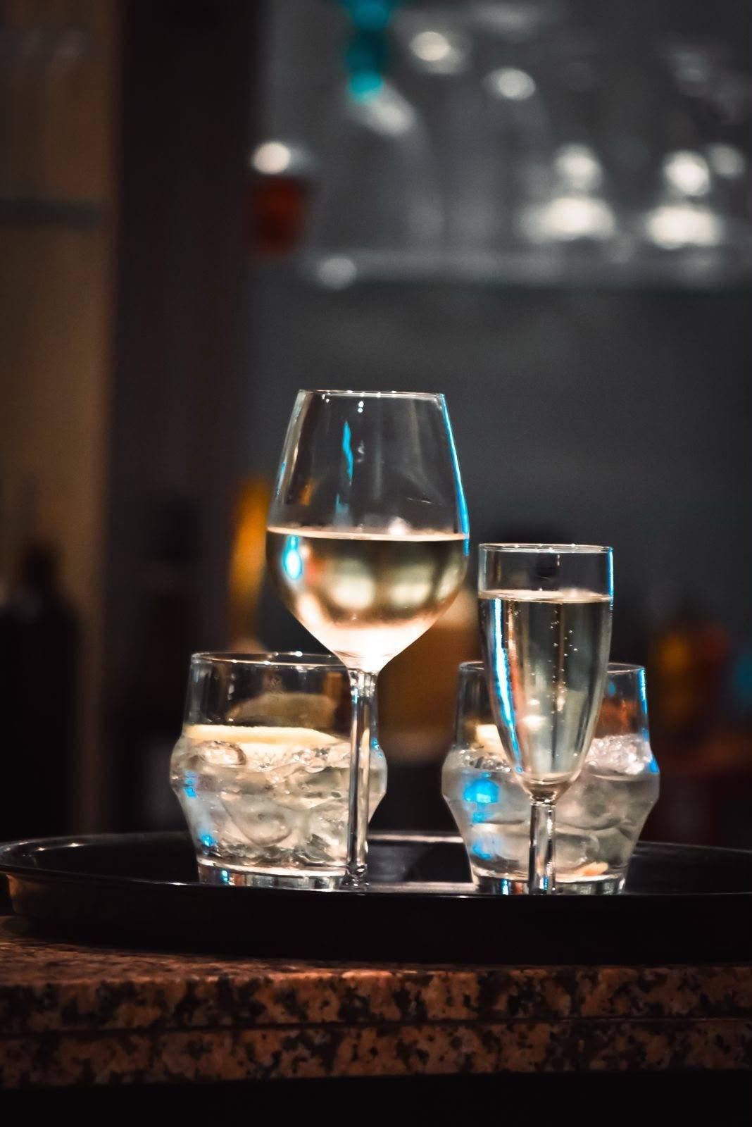 Verres de vin blanc et de prosecco sur le comptoir